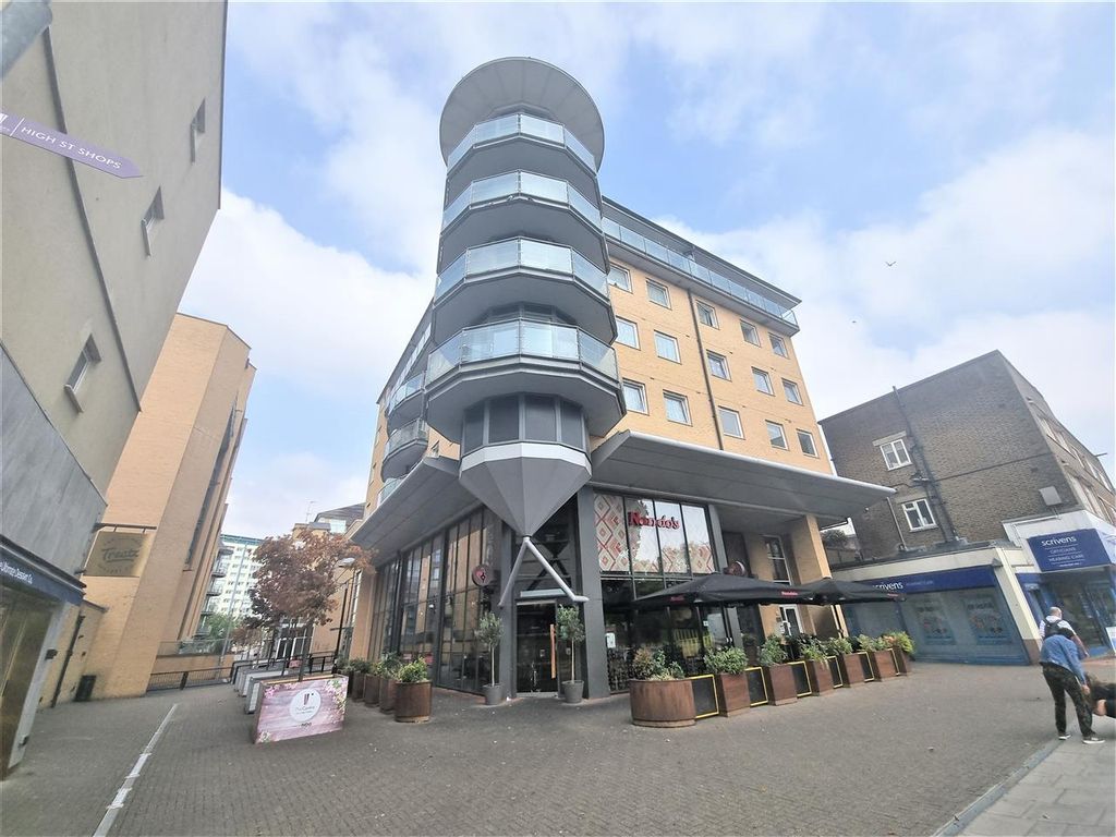 2 bed flat for sale in High Street, Feltham TW13, £225,000