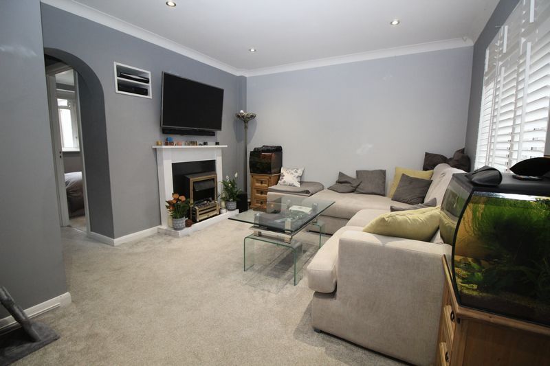 1 bed flat for sale in Hollin Court, Crawley RH10, £150,000