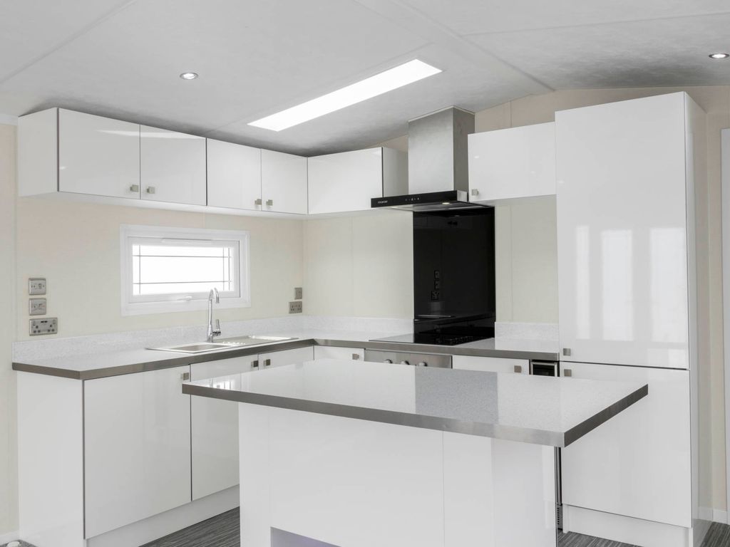 2 bed detached house for sale in Forest Road, Ilford, Essex IG6, £42,999