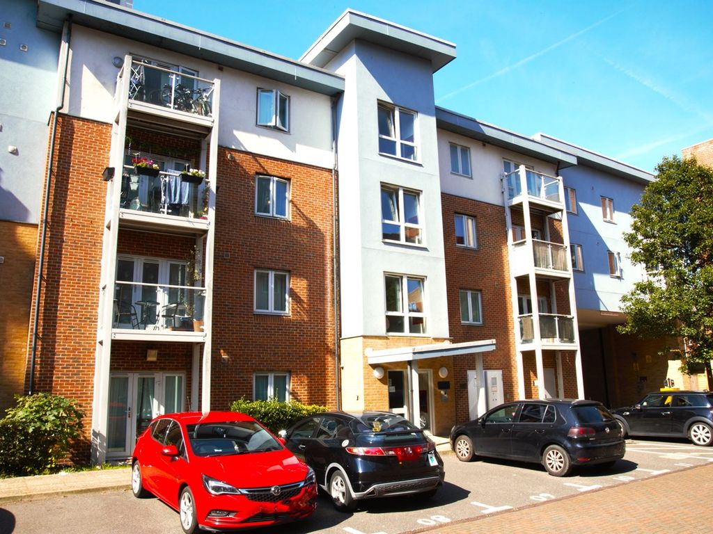 1 bed flat for sale in Foundry Court Mill Street, Slough SL2, £170,000