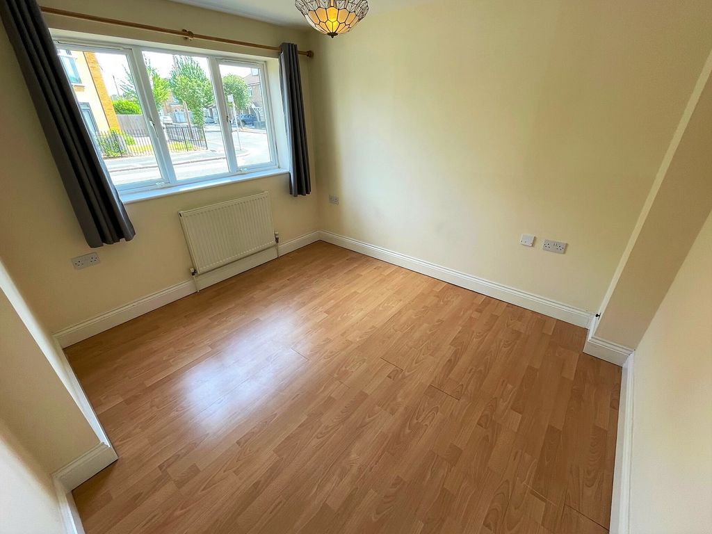 1 bed flat for sale in Alexandra Road, Romford RM1, £200,000