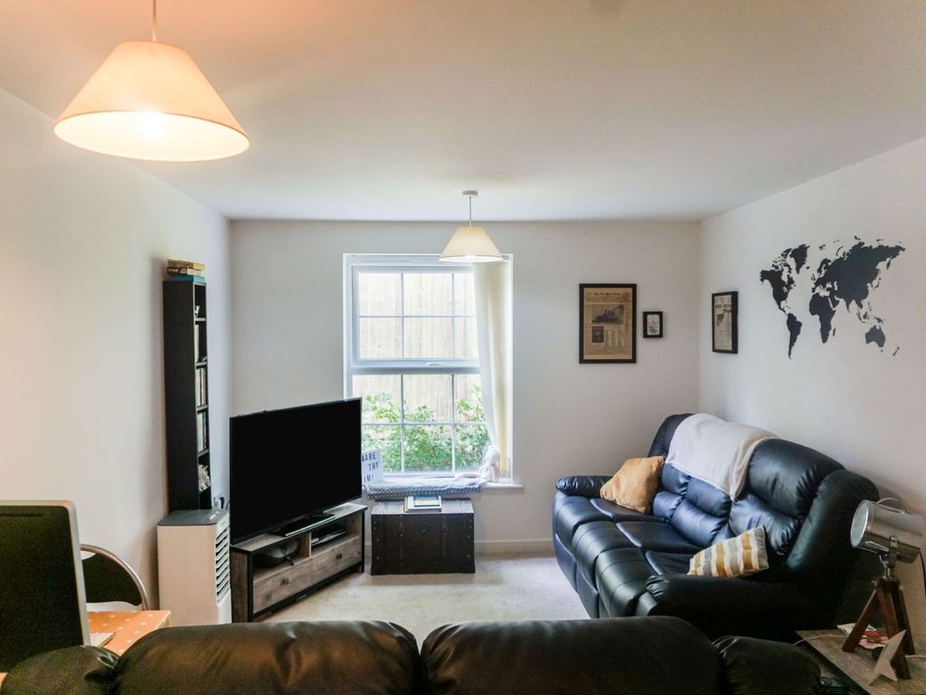 2 bed flat for sale in Llys Nantgarw, Wrexham LL13, £125,000