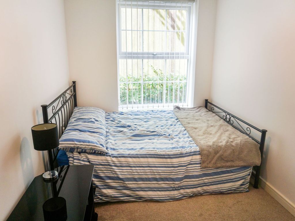 2 bed flat for sale in Llys Nantgarw, Wrexham LL13, £125,000