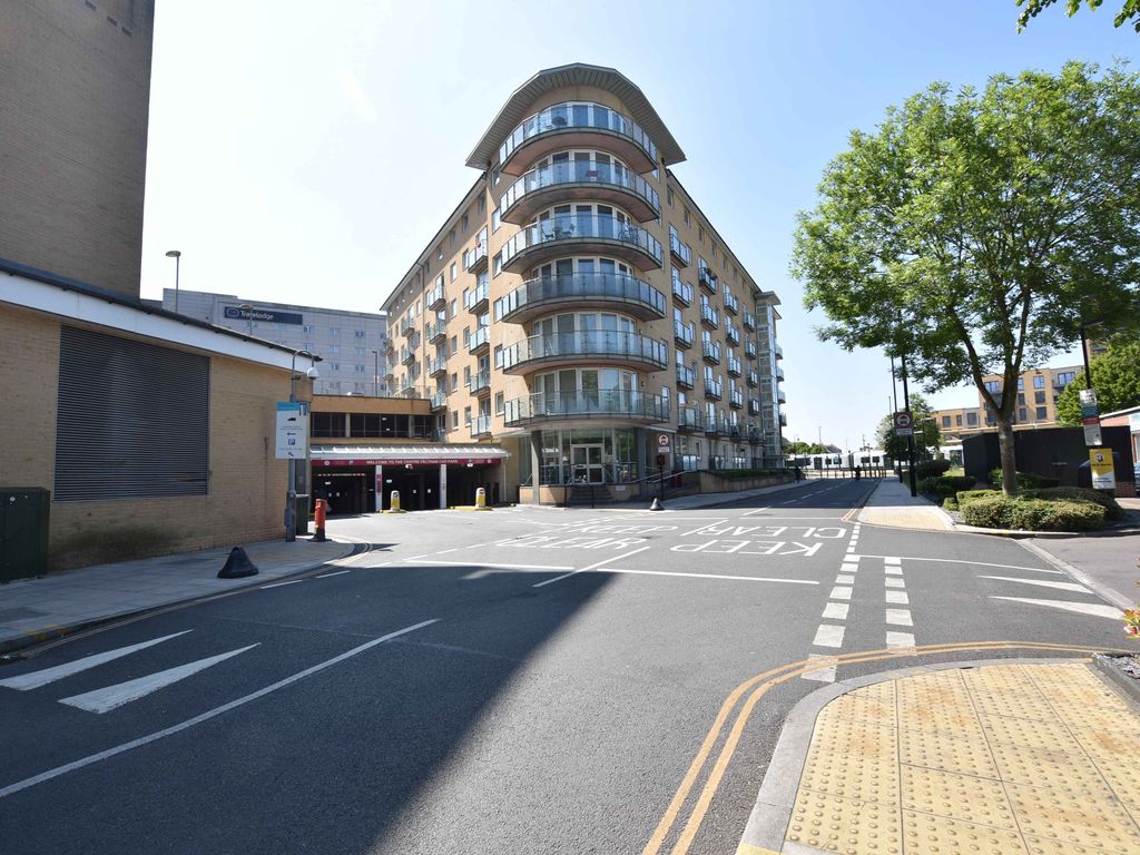 1 bed flat for sale in Bergenia House, Feltham, Middlesex TW13, £105,000