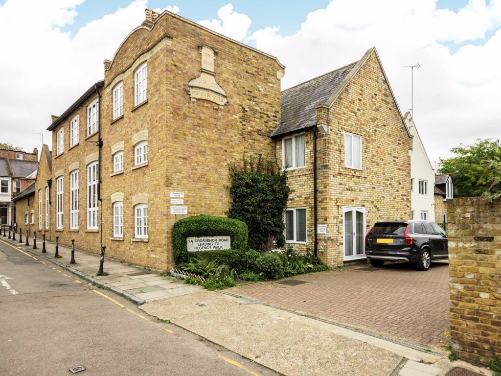 1 bed flat for sale in Grosvenor Road, Richmond TW10, £325,000