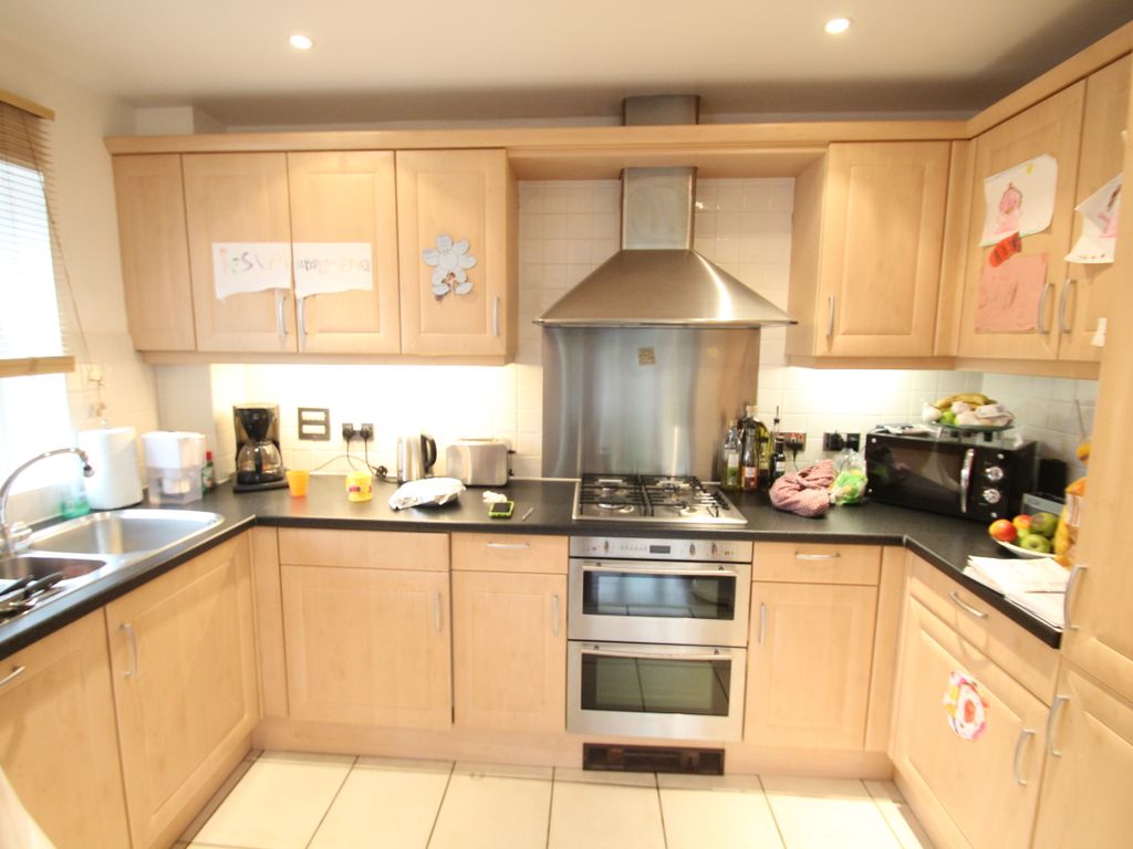 2 bed flat for sale in Bewicks Reach, Newbury RG14, £275,000