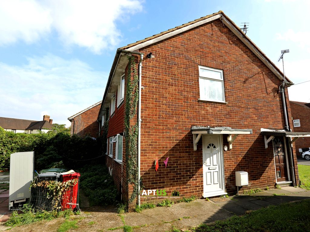 2 bed maisonette for sale in The Green, Slough SL1, £240,000