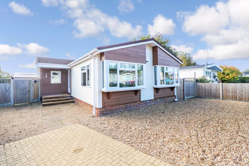 2 bed mobile/park home for sale in Morello Drive, Orchards Residential Park, Slough SL3, £275,000