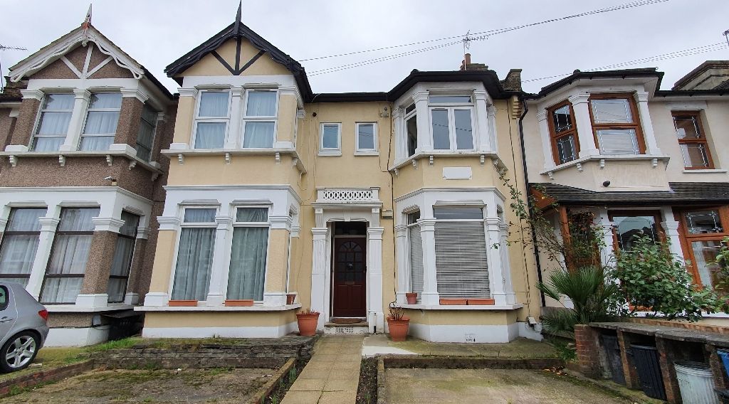 1 bed flat for sale in Courtland Avenue, Ilford, Essex IG1, £235,000