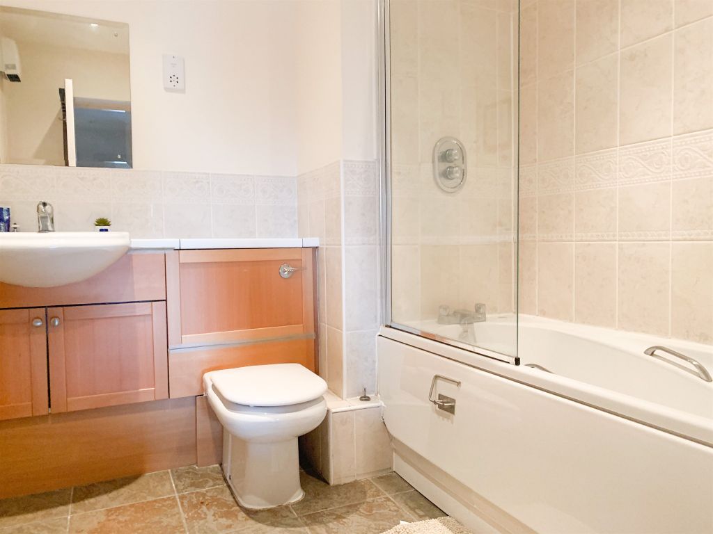 3 bed flat for sale in Queen Street, City Centre, Cardiff CF10, £250,000
