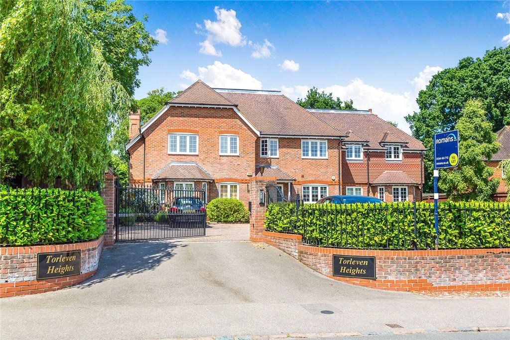 2 bed flat for sale in Torleven Heights, Forest Road, Binfield RG42, £300,000