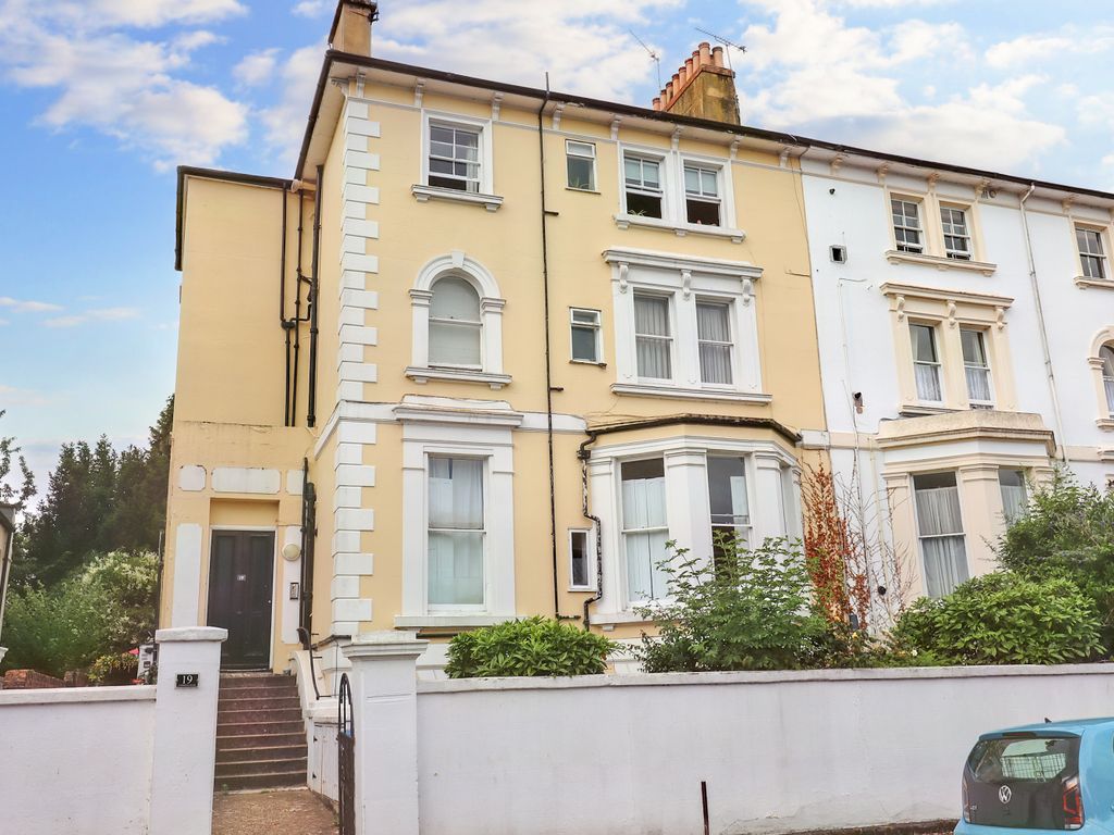 1 bed flat for sale in Uxbridge Road, Kingston Upon Thames, Surrey KT1, £300,000
