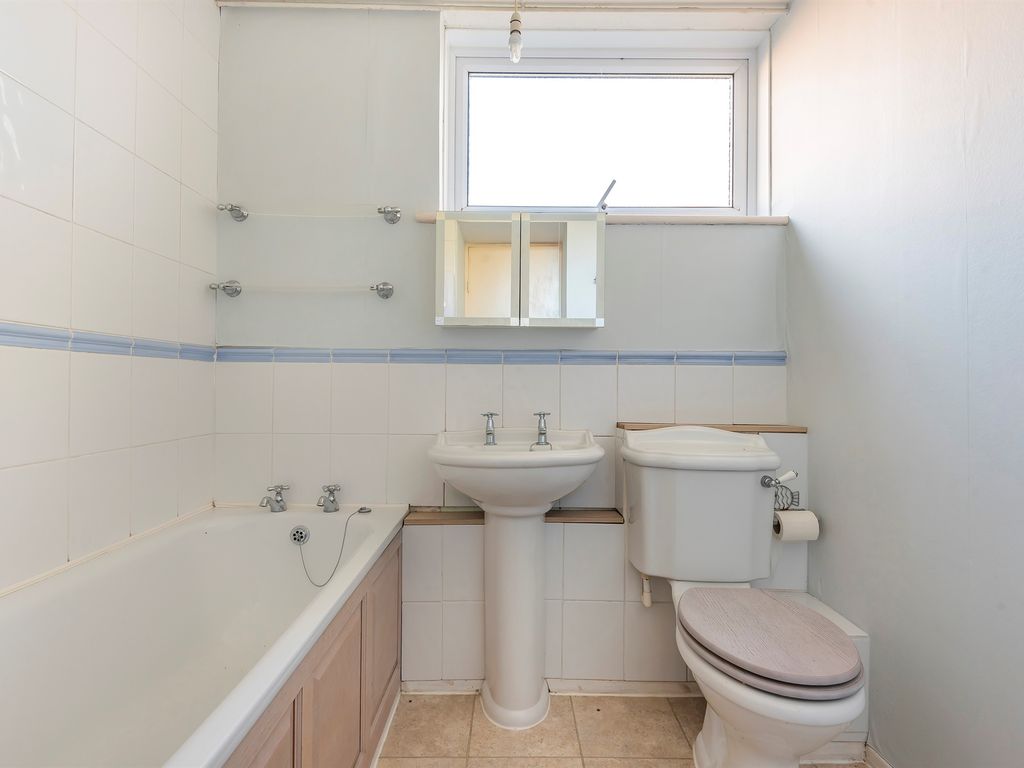 2 bed flat for sale in Boyn Valley Road, Maidenhead SL6, £255,000