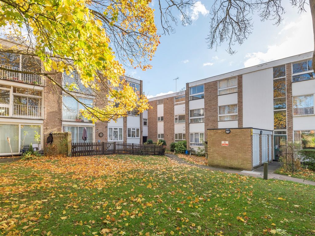 2 bed flat for sale in Boyn Valley Road, Maidenhead SL6, £255,000