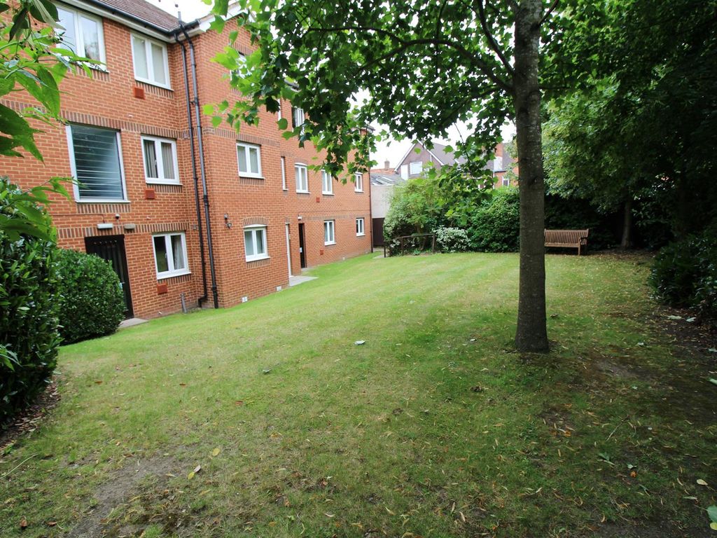 1 bed flat for sale in Priory Avenue, Caversham, Reading RG4, £90,000