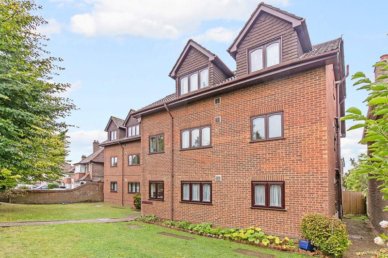 1 bed flat for sale in London Road, Redhill, Surrey RH1, £175,000