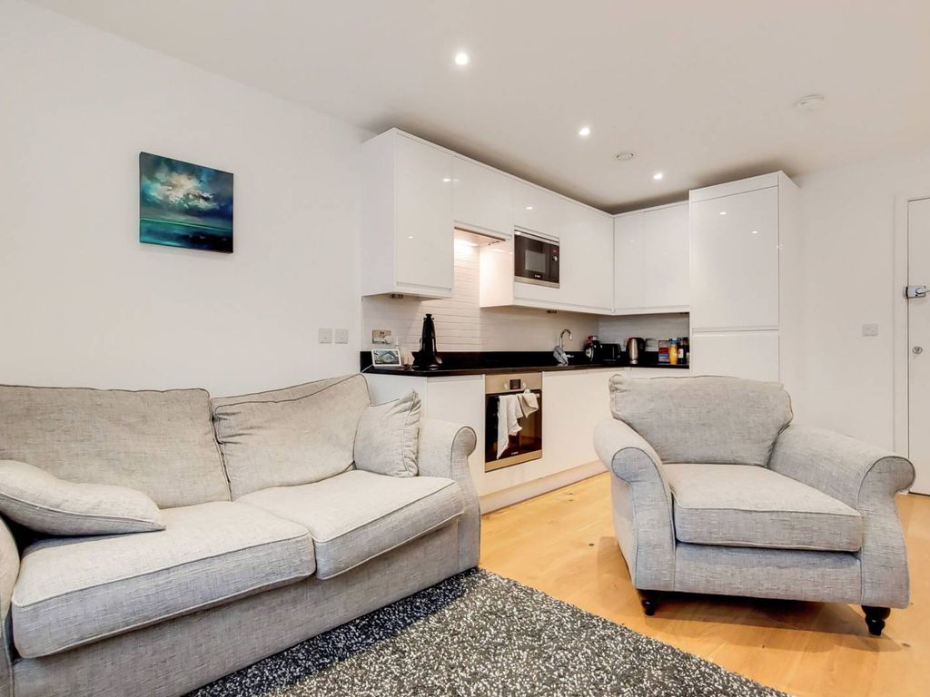 1 bed flat for sale in South End, Croydon CR0, £235,000