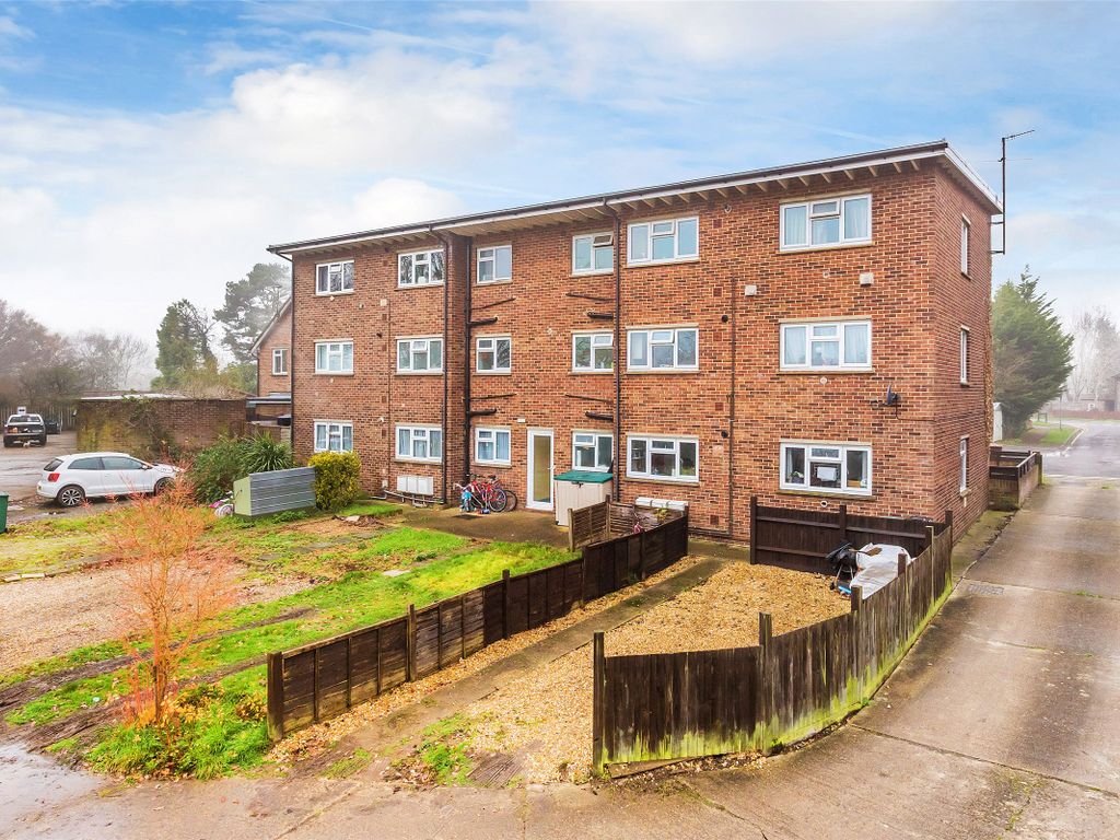 2 bed flat for sale in Spiers Way, Horley RH6, £200,000