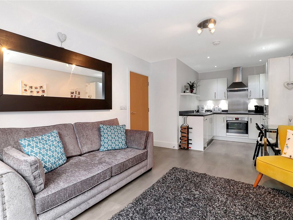 2 bed flat for sale in Harrison House, Hemel Hempstead HP3, £300,000