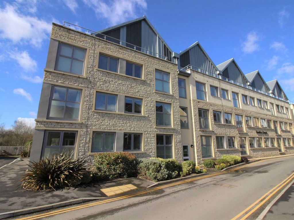 1 bed flat for sale in Westmead Lane, Chippenham SN15, £125,000