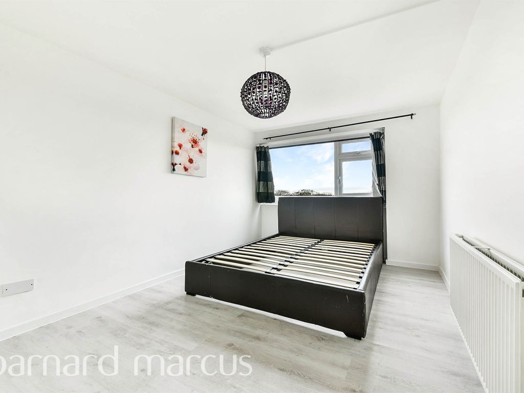 1 bed flat for sale in Gunnersbury Lane, London W3, £299,950