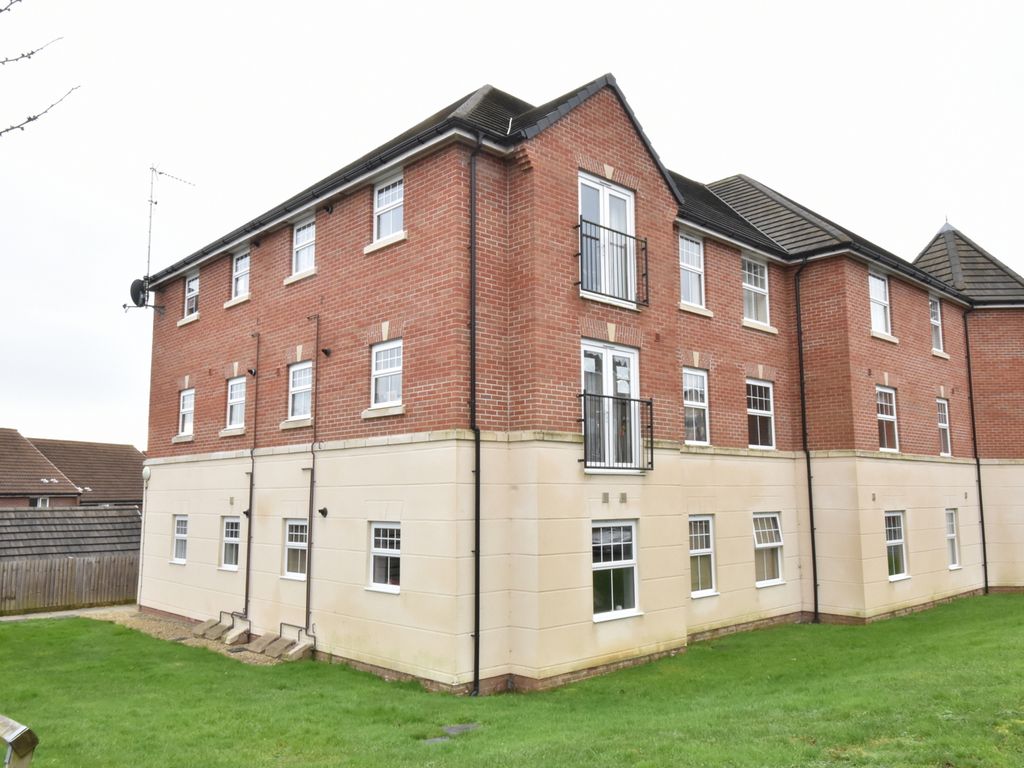 2 bed flat for sale in Wincanton, Somerset BA9, £145,000