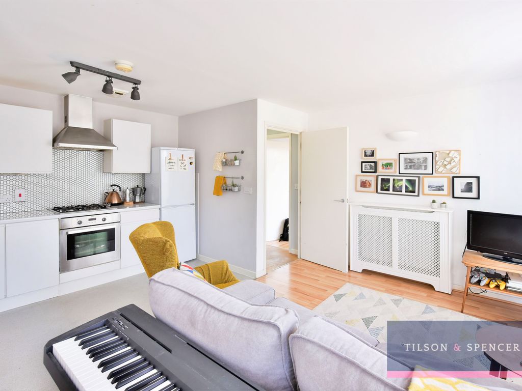 1 bed flat for sale in Gascoigne Close, London N17, £275,000