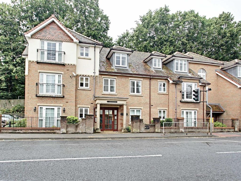 1 bed flat for sale in Gilhams Court, High Street, Berkhamsted HP4, £150,000