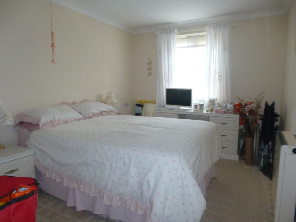 1 bed flat for sale in High Street, Waltham Cross EN8, £120,000