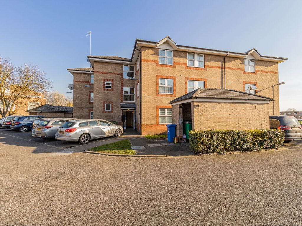 2 bed flat for sale in Garner Court, Douglas Road, Staines-Upon-Thames TW19, £240,000
