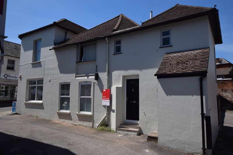 1 bed flat for sale in Market Street, Alton GU34, £169,000