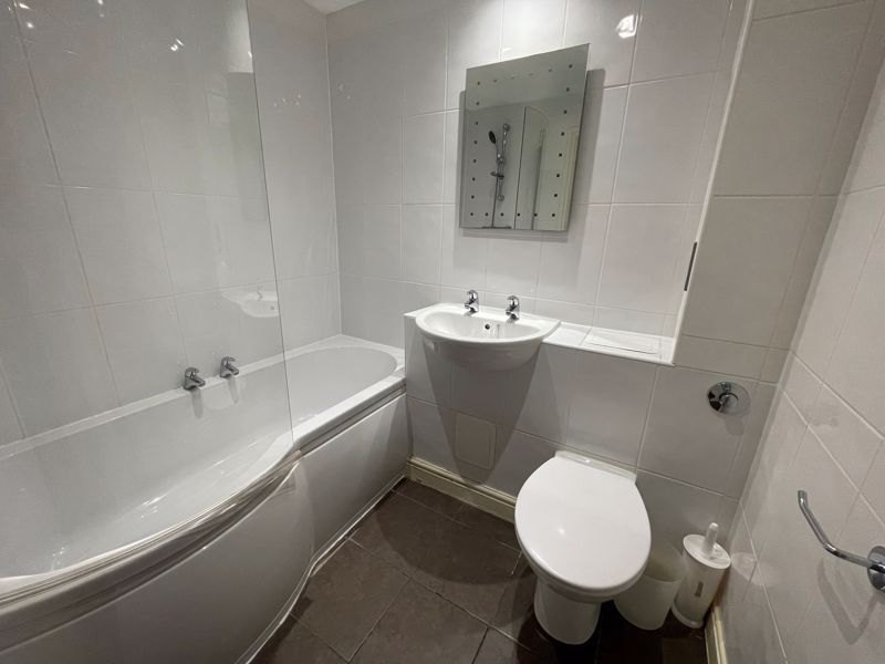 2 bed flat for sale in The Garth, Yarnton, Kidlington OX5, £220,000