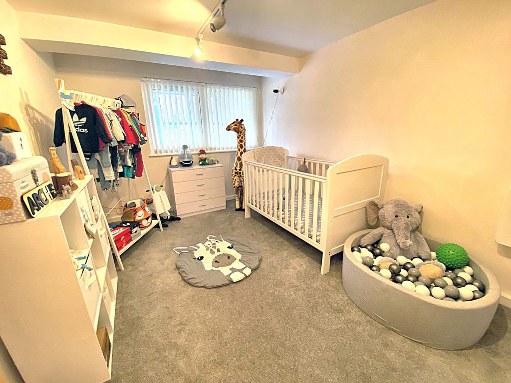 2 bed flat for sale in Blackburn Road, Bolton BL1, £120,000