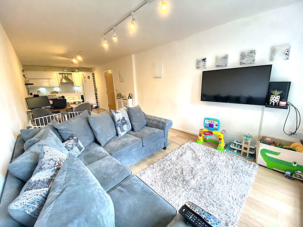 2 bed flat for sale in Blackburn Road, Bolton BL1, £120,000