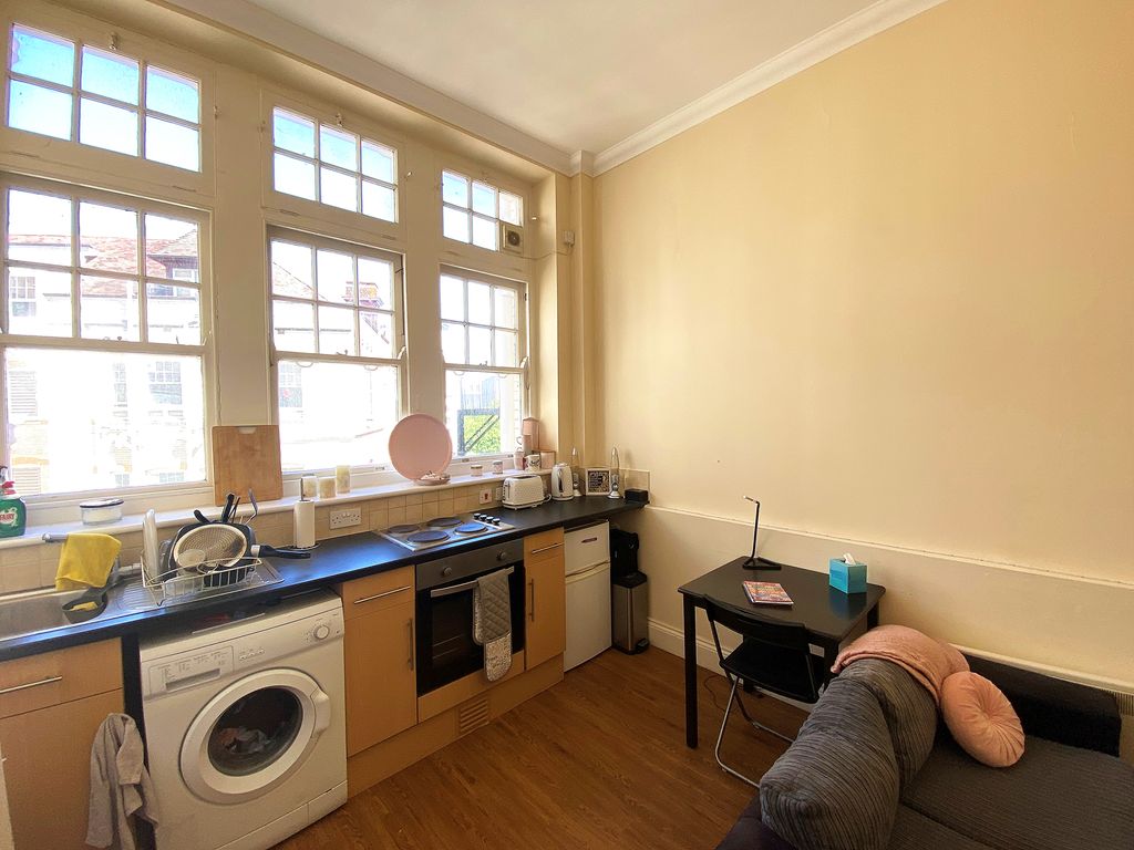 1 bed flat for sale in Lord Montgomery Way, Portsmouth PO1, £118,000