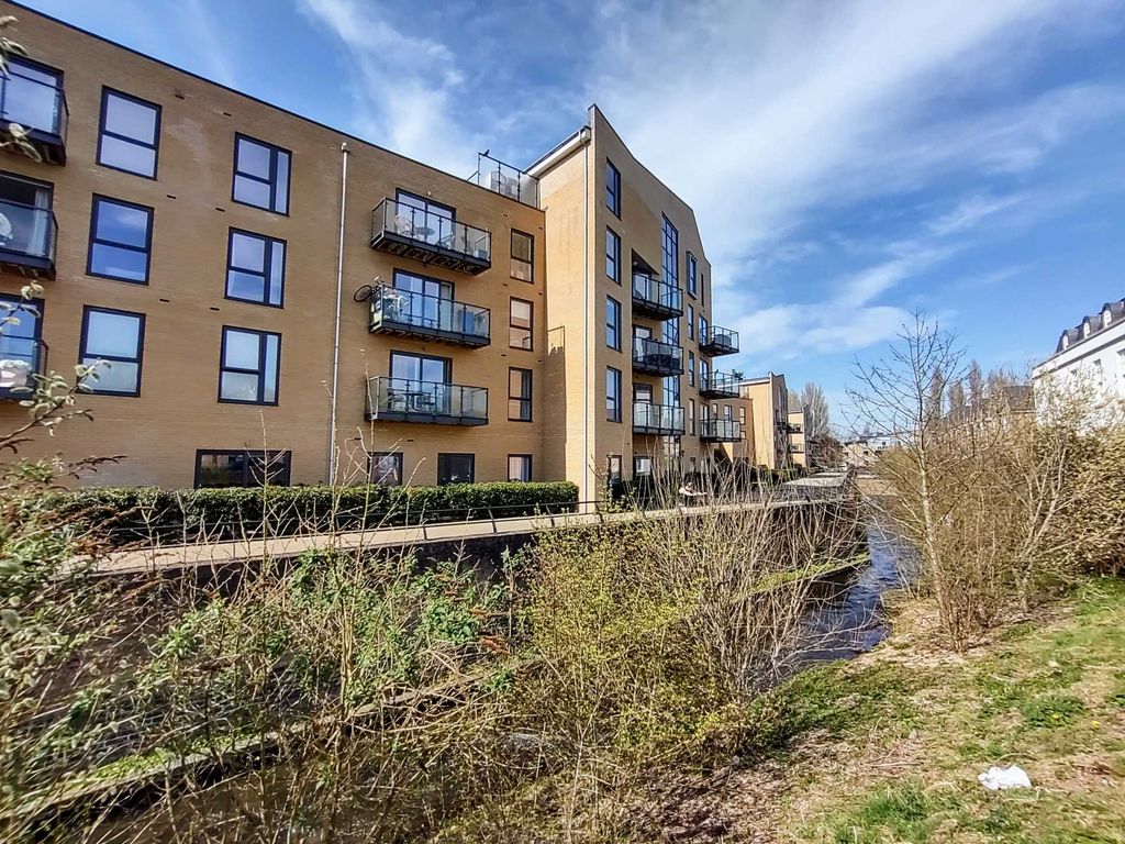 2 bed flat for sale in Richardson House, Nash Mills HP3, £270,000