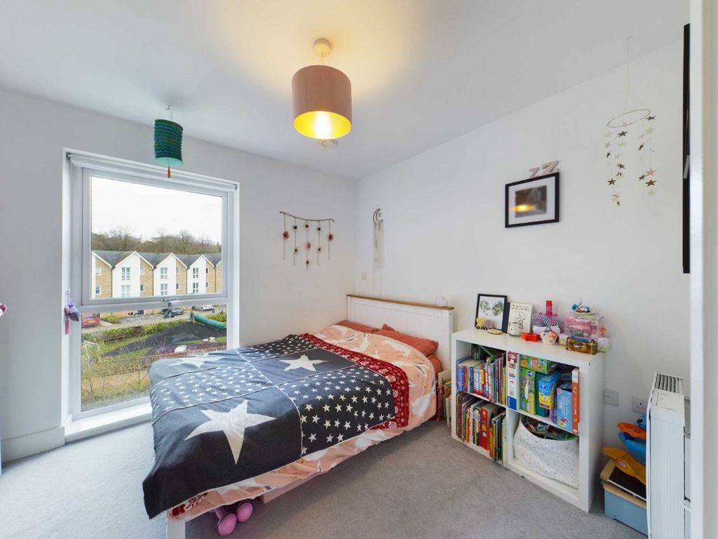 2 bed flat for sale in Richardson House, Nash Mills HP3, £270,000
