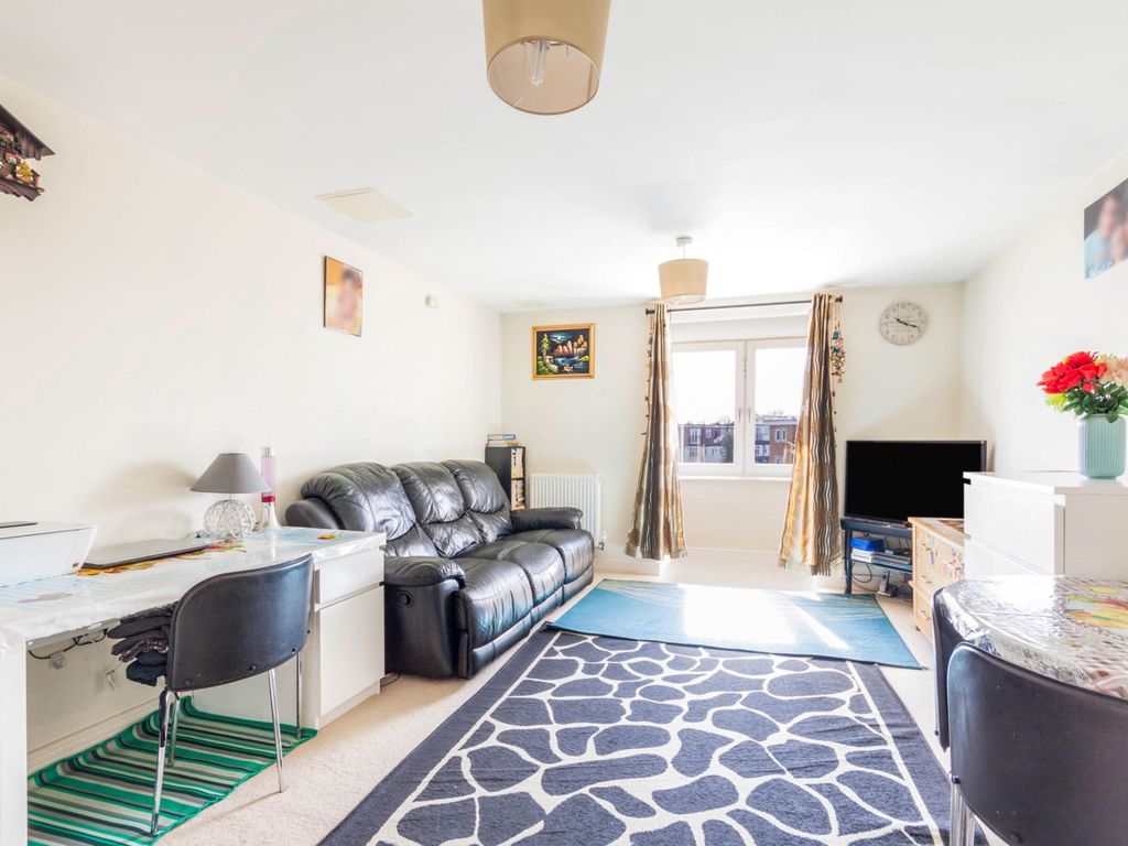 1 bed flat for sale in Greenview Drive, Raynes Park SW20, £325,000