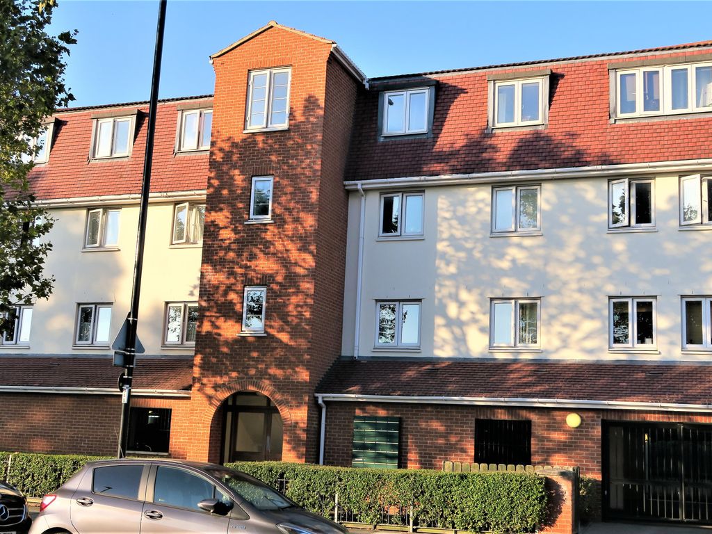 2 bed flat for sale in Downham Way, Downham, Bromley BR1, £275,000
