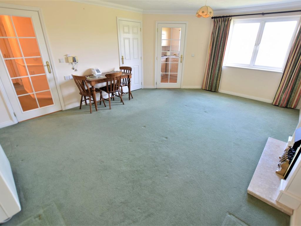 1 bed flat for sale in St Peters Lodge, High Street, Portishead BS20, £165,000
