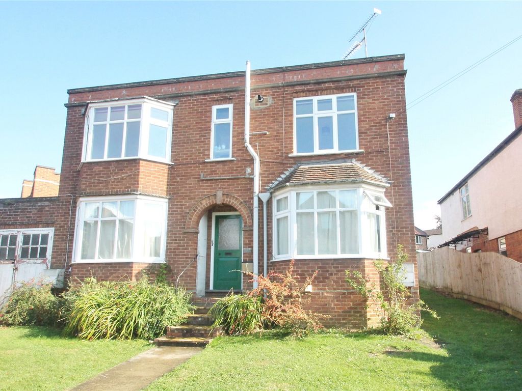 2 bed flat for sale in Chandos Road, Buckingham MK18, £168,000