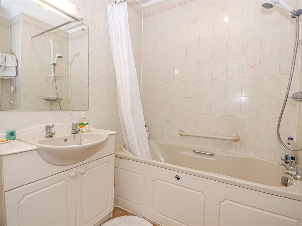 1 bed flat for sale in Bishops View Court, Church Crescent, London N10, £300,000