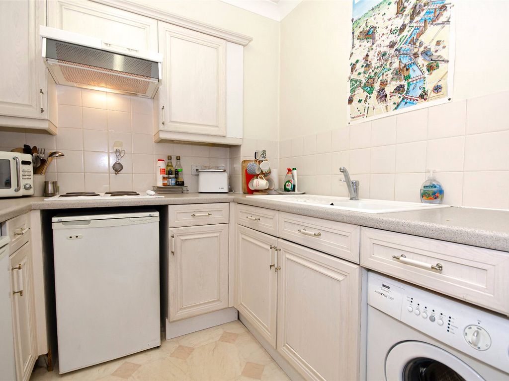 1 bed flat for sale in Bishops View Court, Church Crescent, London N10, £300,000