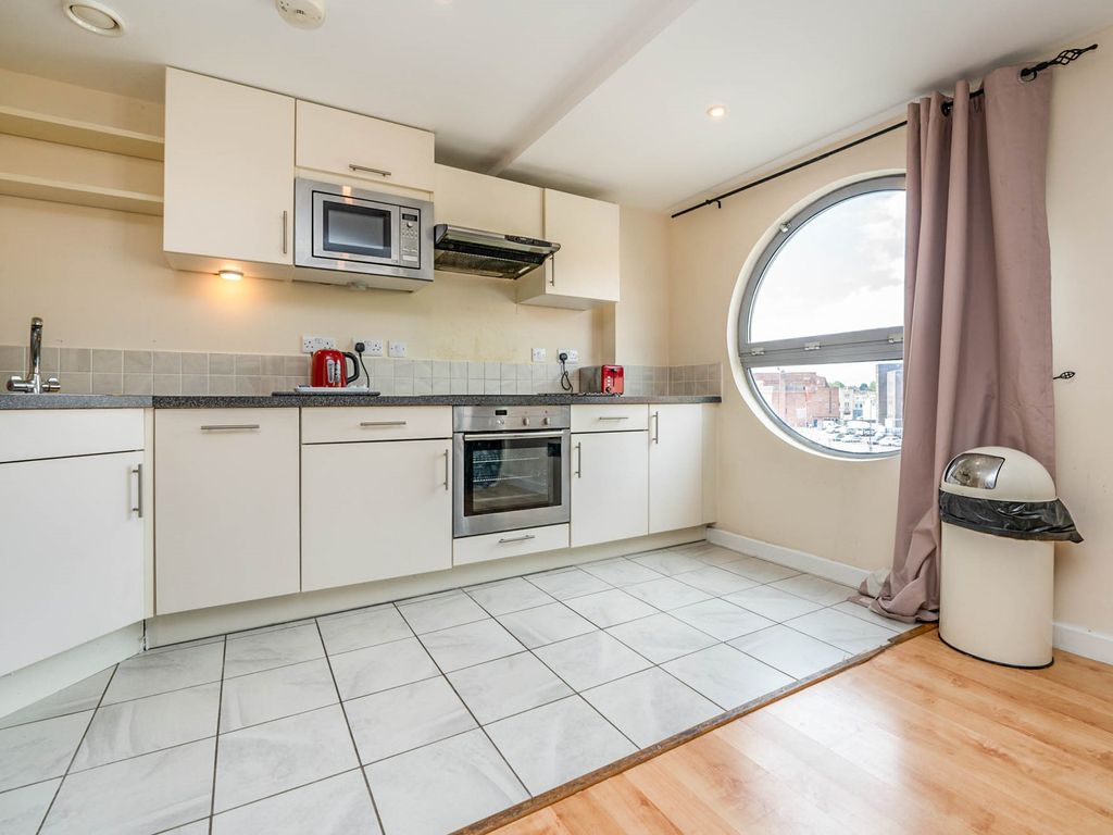 1 bed flat for sale in Beckhampton Street, Swindon SN1, £120,000