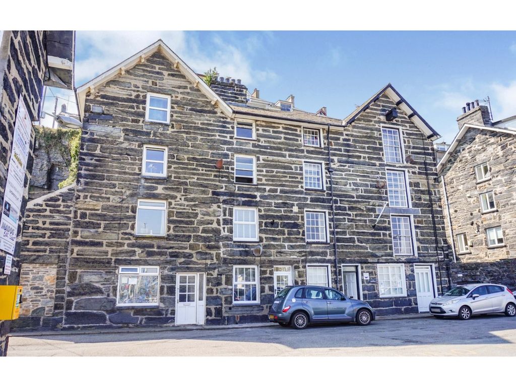 2 bed flat for sale in 3 Corn Hill, Porthmadog LL49, £160,000