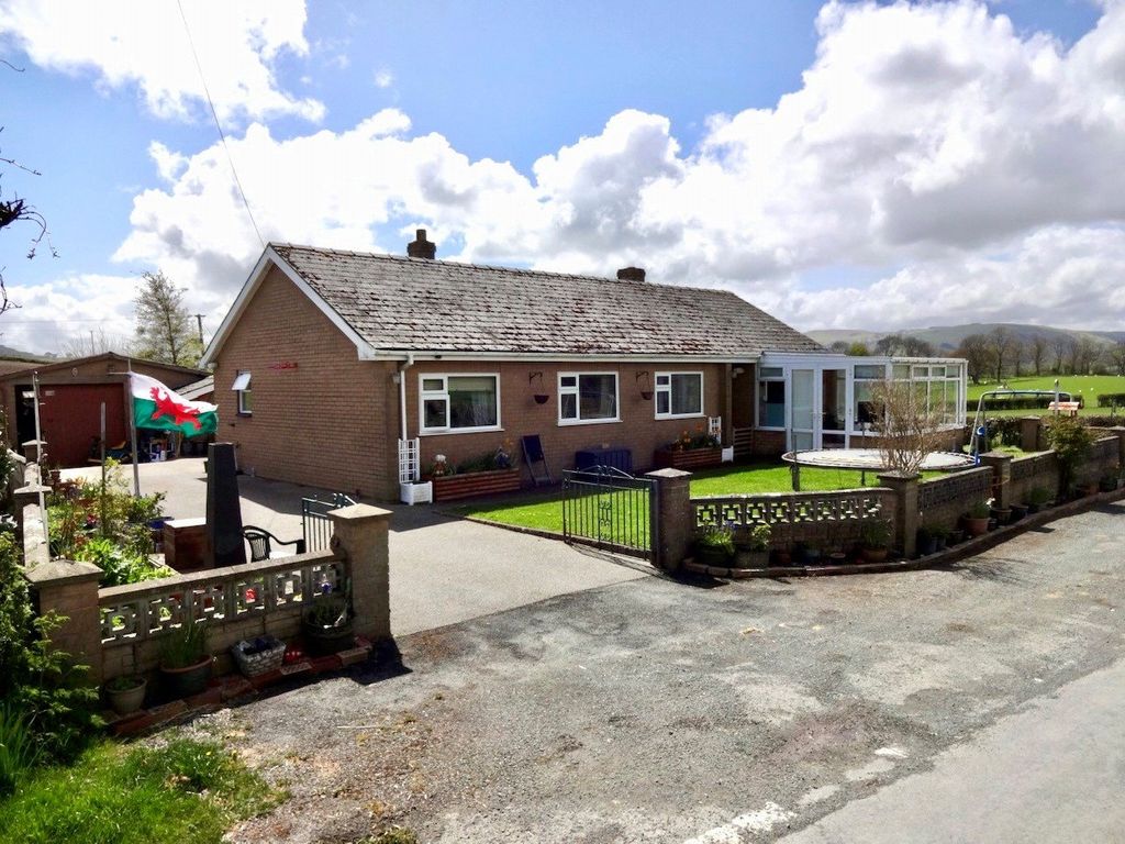 4 bed bungalow for sale in Argoed Lane, Trefeglwys, Caersws, Powys SY17, £299,950