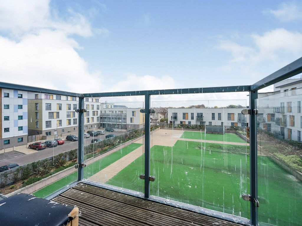 2 bed flat for sale in Fratton Way, Southsea PO4, £170,000
