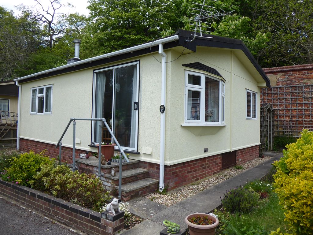 2 bed mobile/park home for sale in Harveys Nurseries, Emmer Green, Reading, Berkshire RG4, £113,000