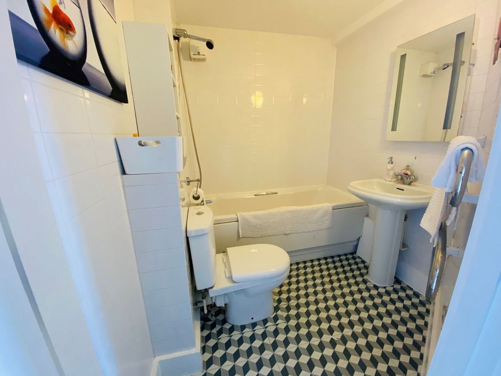 2 bed flat for sale in Great Moor Street, Bolton BL1, £100,000