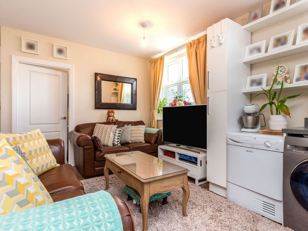 2 bed flat for sale in Hedges Way, Aylesbury HP20, £270,000
